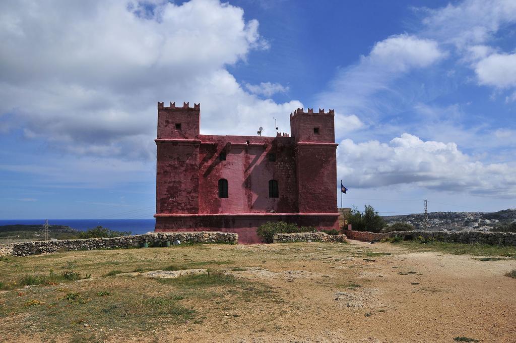 Beachfront With Seaviews Apartment No56 Award Winner Unbeatable Location For Closeness To The Sea Ideal For Guests Looking For Winter Spring And Autumn Breaks In Sunny Malta Also Ideal For Coastal Hikers Mellieha Exterior photo